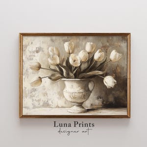 Puede incluir: Una pintura de un jarrón blanco lleno de tulipes blancas. El jarrón está decorado con un diseño floral y se encuentra sobre una superficie texturizada. El fondo es de color marrón claro.