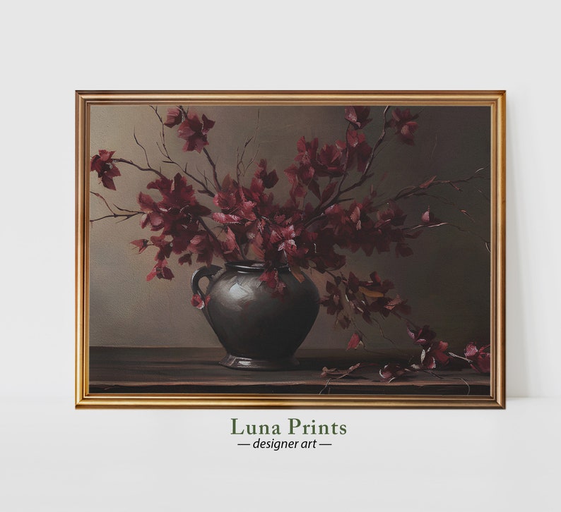 K&ouml;nnte beinhalten: Gerahmtes Stillleben-Gem&auml;lde mit einer dunkelgrauen Vase, gef&uuml;llt mit weinroten Zweigen und Bl&auml;ttern. Das Kunstwerk hat einen goldenen Rahmen und einen dunklen Hintergrund. Der Text "Luna Prints - designer art" befindet sich unten.