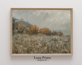 Puede incluir: Una pintura enmarcada que representa un paisaje con un cielo brumoso y un campo de flores silvestres en primer plano. El campo está rodeado de árboles y una colina en el fondo. La pintura está en un marco de madera claro.