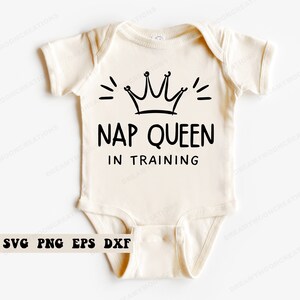 Reina de la siesta en entrenamiento svg, bebé divertido onesie, anuncio de embarazo svg, nuevo bebé onesie, recién nacido onesie svg, baby shower regalo svg