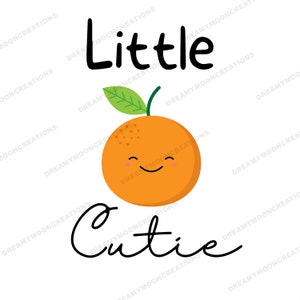 Może przedstawiać: Słodka pomarańcza z uśmiechającą się buzią i zielonymi liśćmi. Pod pomarańczą widnieje napis "Little Cutie".