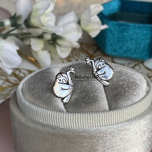Pendientes de perezoso ~ Pendientes de perezoso plateados ~ Pendientes lindos ~ Pendientes tipo botón ~ Pendientes de animales ~ en caja de regalo