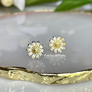Minimalist Silver / Gold Daisy Earrings ~ 14kt gold earrings ~ Gold Earrings ~ Silver Earrings ~ Stud Earrings ~ Flower Earrings ~ Gift Box