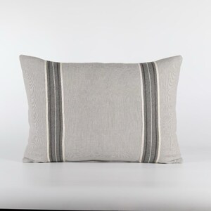 Almofada decorativa neutra com detalhes em cinza e marfim | Almofada decorativa artesanal para sofá, cama ou cadeira | Capa de almofada lombar decorativa moderna