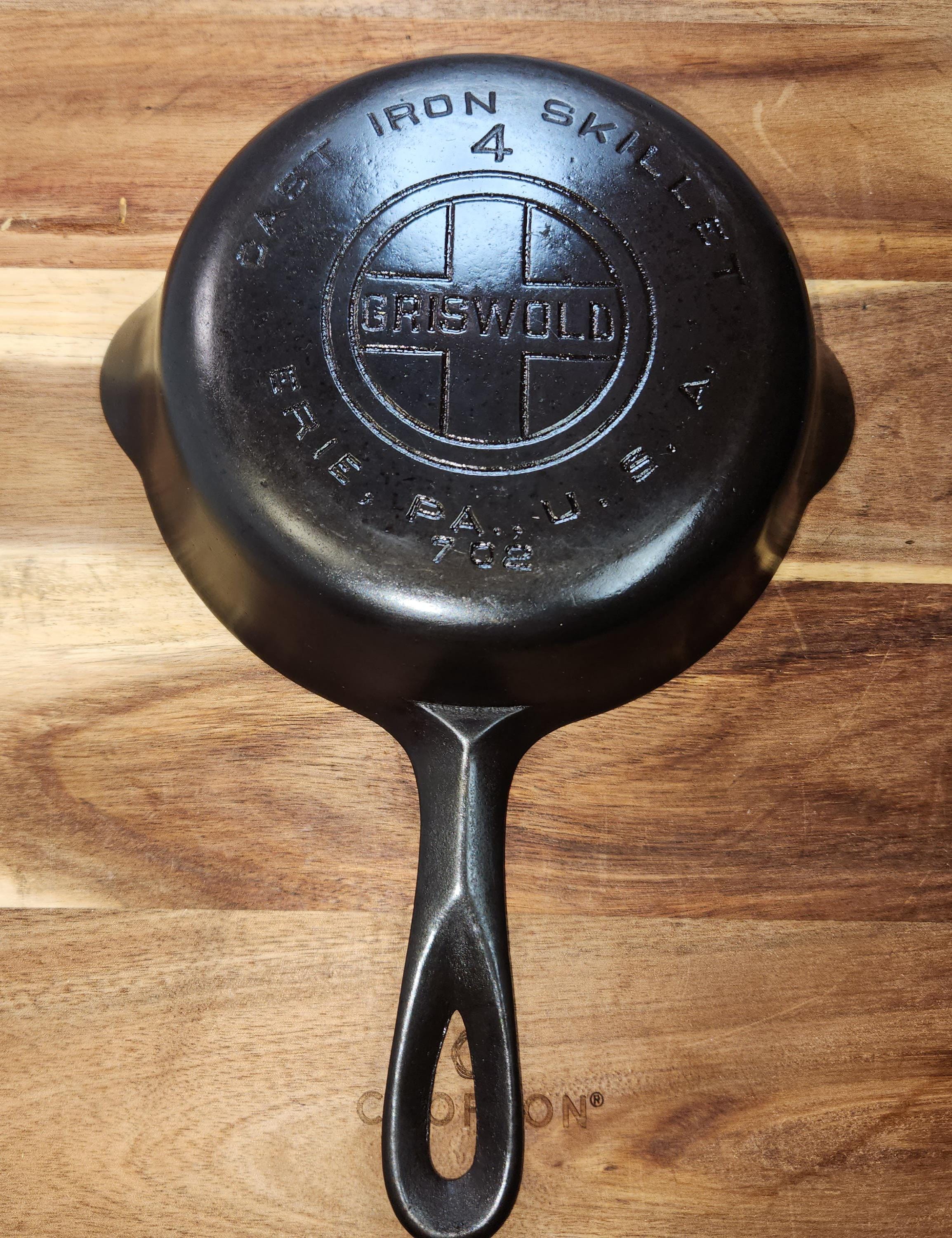 送料無料 ▼ グリスウォルド スキレット#4 No.4 スモールロゴ 1950年～1960年 ビンテージ Griswold skillet 702A グリスウォルド #4 スモール ブロック ロゴ スキレット 溝付き