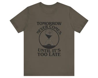 Morgen kommt nie bis es zu spät ist T-Shirt | Sanduhr-Zitat-T-Shirt