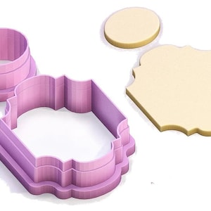 Puede incluir: Un juego de tres cortadores de galletas de plástico rosa en forma de rectángulo con esquinas redondeadas. Los cortadores están superpuestos, con el cortador más grande en la parte inferior y el más pequeño en la parte superior. También hay un cortador de galletas redondo separado.