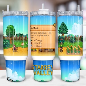 Könnte beinhalten: Ein Edelstahlbecher mit Henkel und Strohhalm. Der Becher zeigt ein Design aus dem Videospiel Stardew Valley mit blauem Himmel, grünen Bäumen und einer Figur, die auf einem Pferd reitet. Der Text "Coffee" und "Stardew Valley" ist auf dem Becher zu sehen.