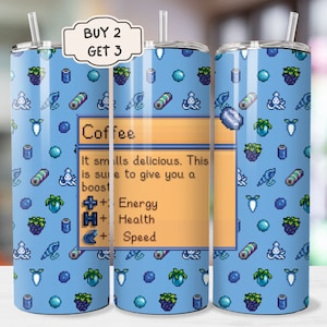 Könnte beinhalten: Ein blauer und weißer Edelstahlbecher mit einem Pixel-Design, das einen Kaffee-Artikel aus einem Videospiel zeigt. Der Text auf dem Becher lautet "Coffee" und "It smells delicious. This is sure to give you a boost ++ Energy H+ Health Speed".