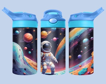 Kubek niekapek astronauta - 12oz astronauta z odchylaną górną pokrywką PNG sublimacja projekt, kubek niekapek kosmiczny, słodkie dziecko astronauta, kubek dla dzieci, pobieranie cyfrowe