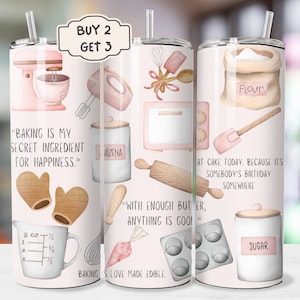 Könnte beinhalten: Drei rosafarbene und weiße Edelstahlbecher mit Backthema. Die Becher zeigen Illustrationen von Backutensilien, Zutaten und Zitaten über das Backen. Die Becher haben jeweils ein Fassungsvermögen von 20 Unzen.
