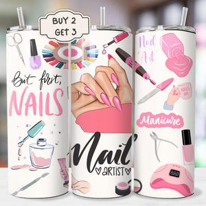 Op de afbeelding: Drie roestvrijstalen bekers met een witte achtergrond en kleurrijke nagelkunstontwerpen. De bekers bevatten de tekst "Koop 2, krijg 3", "Maar eerst, nagels", "Nail Artist" en "Nail Art Manicure".