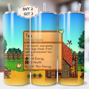 Könnte beinhalten: Ein Edelstahlbecher mit einem farbenfrohen Pixel-Design einer Farm-Szene aus dem Videospiel Stardew Valley. Der Becher enthält eine Textbox mit den Worten "Tea Artisan Goods" und einer Beschreibung des Artikels. Die Textbox enthält auch die Statistiken für den Artikel: +18 Energy, +8 Health, +30 Max Energy.