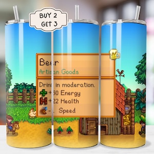 Könnte beinhalten: Ein Edelstahlbecher mit einem Stardew Valley-Design. Der Becher zeigt ein Pixelbild eines Bauernhauses, eines Charakters und eines Huhns. Der Text auf dem Becher lautet "Ber Artisan Goods" und "Drink in moderation." Der Becher listet auch die Auswirkungen des Trinkens des Getränks auf, darunter +50 Energy, +22 Health und - Speed.