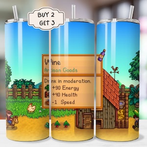 Könnte beinhalten: Ein Edelstahlbecher mit einem bunten Pixelbild einer Farm-Szene aus dem Videospiel Stardew Valley. Das Bild zeigt ein Bauernhaus, ein Huhn, einen Bauern, der ein Pferd reitet, und ein Schild mit der Aufschrift "Wine Artisan Goods Drink in moderation. +90 Energy +40 Health -1 Speed".