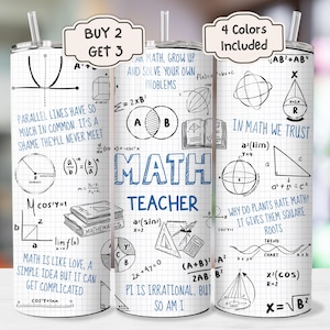 Könnte beinhalten: Drei Edelstahlbecher mit weißem Hintergrund und blauen, mathematikbezogenen Grafiken. Die Becher zeigen verschiedene mathematische Gleichungen, Symbole und Illustrationen. Der Text auf den Bechern lautet "Kaufe 2, erhalte 3", "Mathelehrer", "In Mathe vertrauen wir" und "Warum hassen Pflanzen Mathe? Es gibt ihnen Quadratwurzeln".