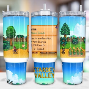 Könnte beinhalten: Ein Edelstahlbecher mit einem Stardew Valley-Design. Der Becher zeigt einen blauen Himmel, grünes Gras und eine Figur, die auf einem Pferd reitet. Der Text "Vine Artisan Goods" und "Stardew Valley" ist auf dem Becher sichtbar.