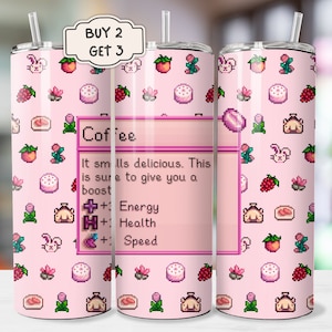 Könnte beinhalten: Ein rosa und weißer Becher mit einem Pixel-Design, das eine Kaffeetasse, Erdbeeren, Blumen und ein Kaninchen zeigt. Der Becher hat eine Textbox mit der Aufschrift "Coffee" und listet die Vorteile des Kaffeetrinkens auf: "It smells delicious. This is sure to give you a boost ++ Energy H+ Health + Speed"