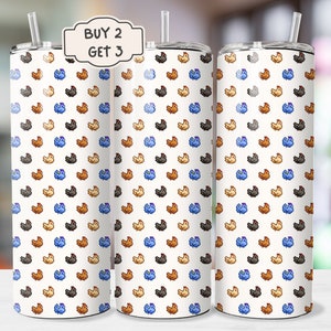 Könnte beinhalten: Drei Edelstahlbecher mit weißem Hintergrund und einem sich wiederholenden Muster aus bunten Cartoon-Hühnern. Die Becher haben Deckel und Strohhalme. Der Text "BUY 2 GET 3" befindet sich auf einem weißen Rechteck.