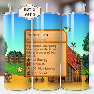 Könnte beinhalten: Ein Edelstahlbecher mit einem grünen Tee-Design aus dem Videospiel Stardew Valley. Der Becher zeigt ein pixelartiges Bild einer Farm-Szene mit einem Haus, einem Zaun und einem Huhn. Der Text "Green Tea" und "Artisan Goods" ist auf dem Becher abgebildet, zusammen mit den Effekten des Getränks: +18 Energy, +8 Health, +30 Max Energy und +0.5 Speed.