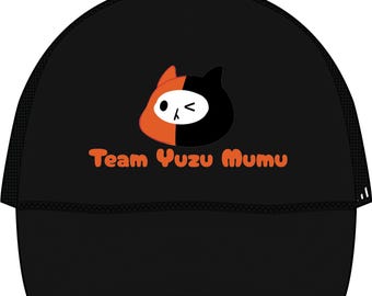 Cappellino FirstKhaotung BL Team Yuzu Mumu / Cappellino da camionista ricamato / Merchandising per fan di coppia BL thailandesi / Stile Adidas Fundamental Dispatch / Cappellino unisex