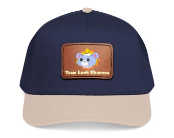 GMMTV GeminiFourth Team Look Khunnoo / Cappellino da baseball con toppa in pelle / Stile ispirato a Dispatch / Merchandising per fan BL thailandesi / Cappello streetwear unisex