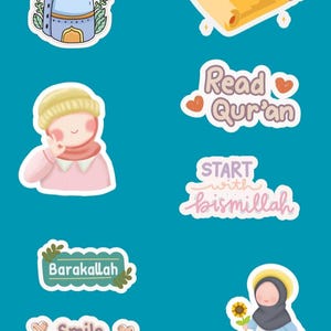 Puede incluir: Un conjunto de pegatinas coloridas con temas islámicos sobre un fondo turquesa. Las pegatinas incluyen una mezquita, una alfombra de oración enrollada y frases como "Read Qur'an" y "Start with bismillah."