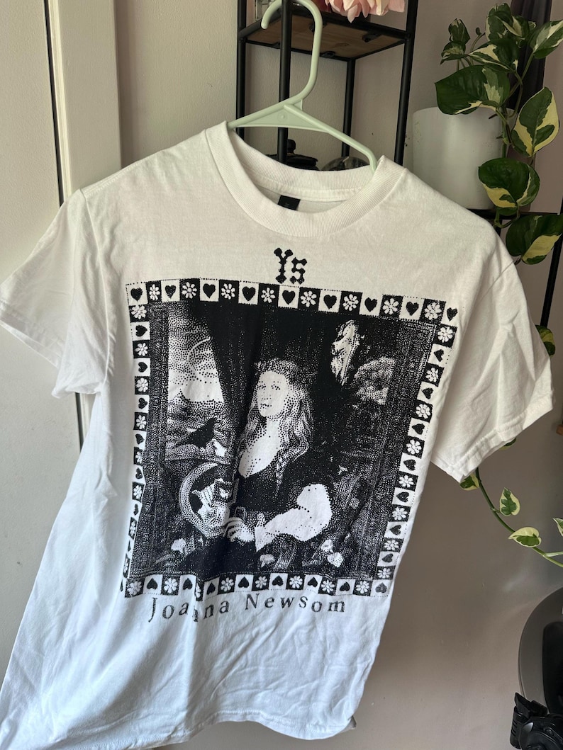 Joanna Newsom YS T-shirt - Sitodruk - Bawełna barwiona metodą tie-dye - Koszulka dla fanów JoNew - Ręcznie robiona - Letni tie-dye - Milk Eyed Mender - Folk zdjęcie 8