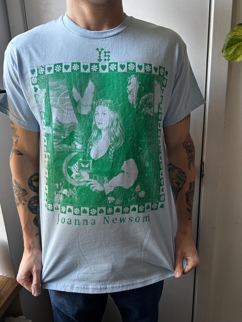 Joanna Newsom YS T-shirt - Sitodruk - Bawełna barwiona metodą tie-dye - Koszulka dla fanów JoNew - Ręcznie robiona - Letni tie-dye - Milk Eyed Mender - Folk zdjęcie 10