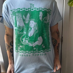 Joanna Newsom YS T-shirt - Sitodruk - Bawełna barwiona metodą tie-dye - Koszulka dla fanów JoNew - Ręcznie robiona - Letni tie-dye - Milk Eyed Mender - Folk Green on Blue shirt