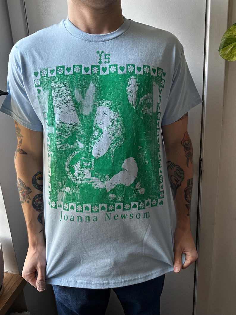 Joanna Newsom YS T-shirt - Sitodruk - Bawełna barwiona metodą tie-dye - Koszulka dla fanów JoNew - Ręcznie robiona - Letni tie-dye - Milk Eyed Mender - Folk Green on Blue shirt