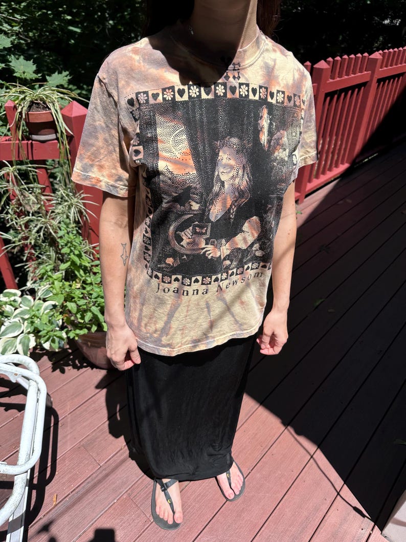 Joanna Newsom YS T-shirt - Sitodruk - Bawełna barwiona metodą tie-dye - Koszulka dla fanów JoNew - Ręcznie robiona - Letni tie-dye - Milk Eyed Mender - Folk zdjęcie 7