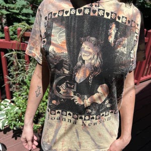Joanna Newsom YS T-shirt - Sitodruk - Bawełna barwiona metodą tie-dye - Koszulka dla fanów JoNew - Ręcznie robiona - Letni tie-dye - Milk Eyed Mender - Folk Tęcza
