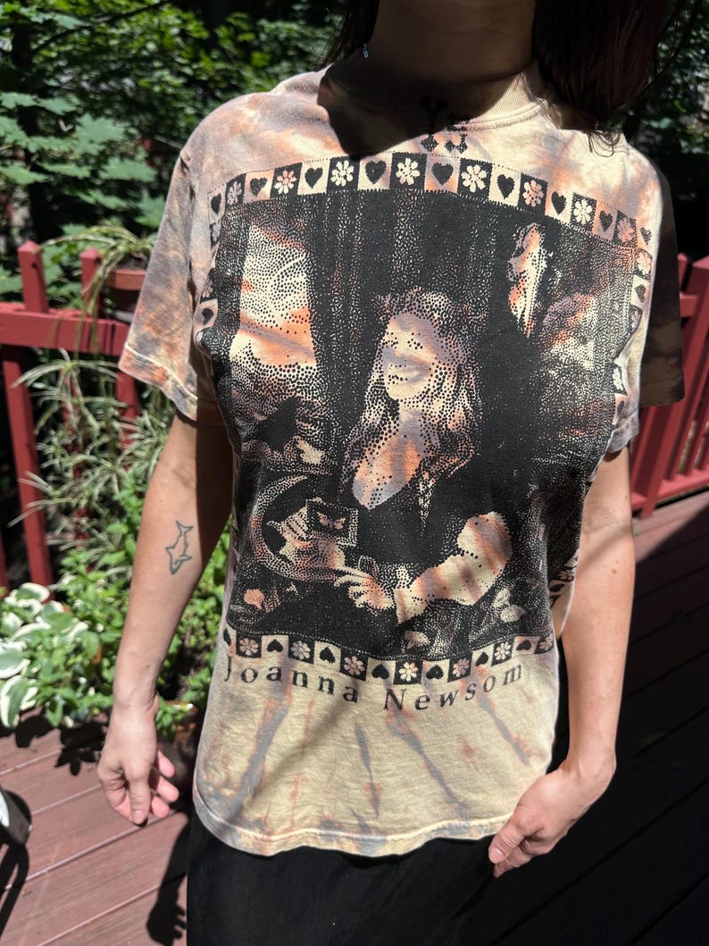 Joanna Newsom YS T-shirt - Sitodruk - Bawełna barwiona metodą tie-dye - Koszulka dla fanów JoNew - Ręcznie robiona - Letni tie-dye - Milk Eyed Mender - Folk Tęcza