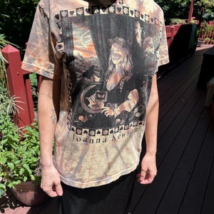 Joanna Newsom YS T-shirt - Sitodruk - Bawełna barwiona metodą tie-dye - Koszulka dla fanów JoNew - Ręcznie robiona - Letni tie-dye - Milk Eyed Mender - Folk zdjęcie 6
