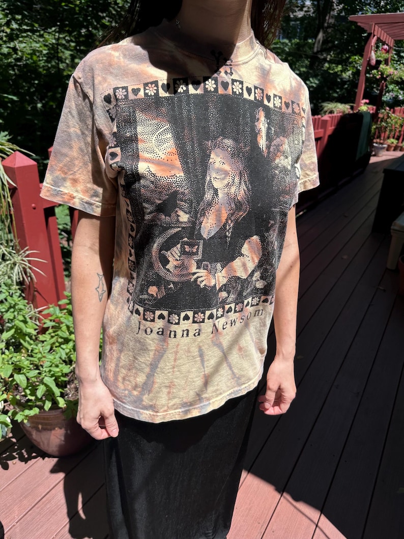 Joanna Newsom YS T-shirt - Sitodruk - Bawełna barwiona metodą tie-dye - Koszulka dla fanów JoNew - Ręcznie robiona - Letni tie-dye - Milk Eyed Mender - Folk zdjęcie 6