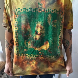 Joanna Newsom YS T-shirt - Sitodruk - Bawełna barwiona metodą tie-dye - Koszulka dla fanów JoNew - Ręcznie robiona - Letni tie-dye - Milk Eyed Mender - Folk Green on Rainbow