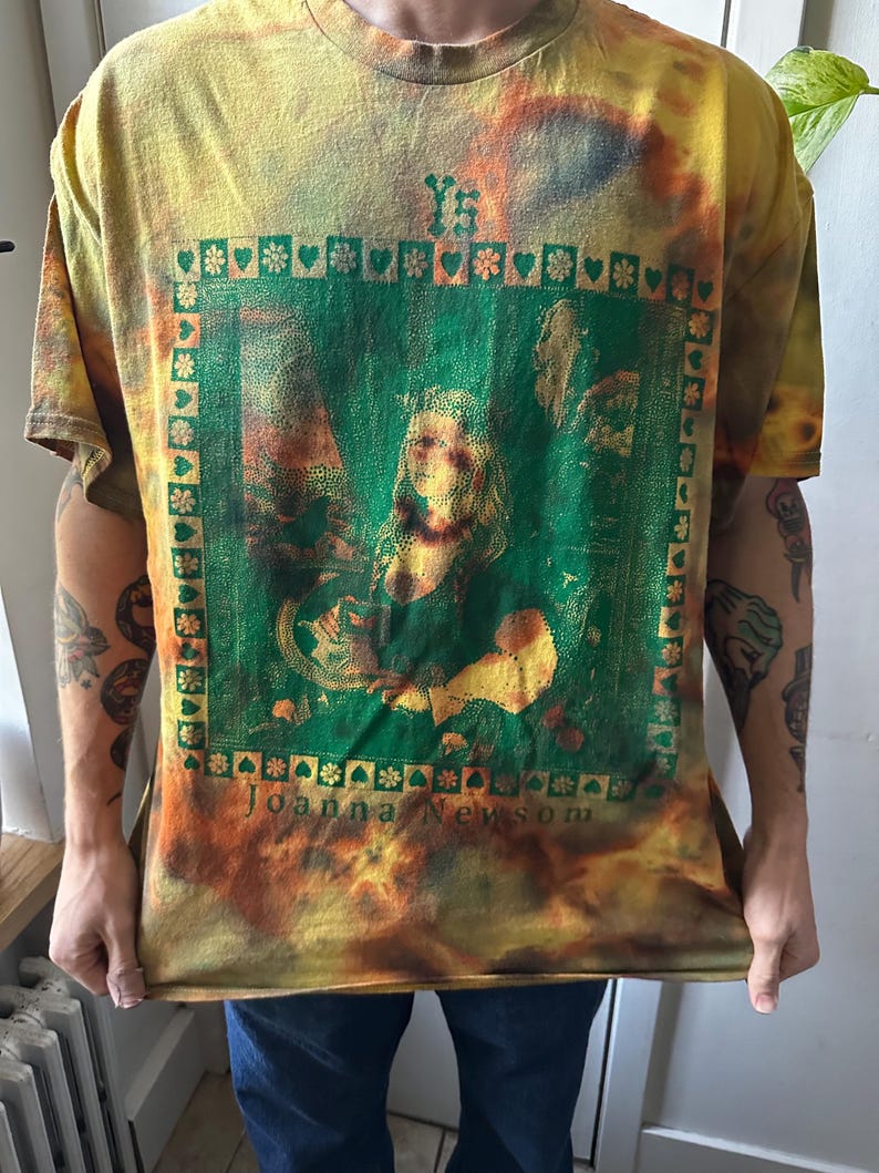 Joanna Newsom YS T-shirt - Sitodruk - Bawełna barwiona metodą tie-dye - Koszulka dla fanów JoNew - Ręcznie robiona - Letni tie-dye - Milk Eyed Mender - Folk Green on Rainbow