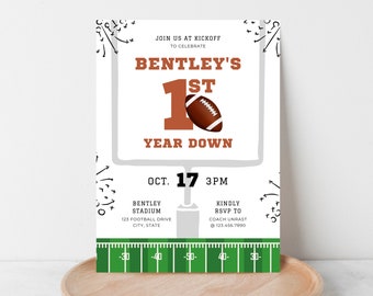 Op de afbeelding: Een witte en groene voetbal-thema verjaardagsuitnodiging voor een 1-jarige jongen genaamd Bentley. De uitnodiging heeft een voetbaldoel met een voetbal en de tekst "Bentley's 1st Year Down". De uitnodiging bevat ook de datum en tijd van het feest, de locatie en RSVP-informatie.
