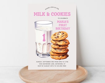 Puede incluir: Una tarjeta de invitación blanca con un vaso de leche y una pila de galletas con chispas de chocolate. El texto en la tarjeta dice "Por favor, únase a nosotros para tomar leche y galletas para celebrar el primer cumpleaños de María. Domingo, 3 de septiembre de 2:00 PM a 4:00 PM, 1234 Anywhere Lane, Anywhere, ST. RSVP antes del 25 de agosto al 123.456.7890."