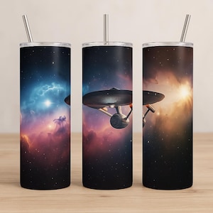 Puede incluir: Tres vasos de acero inoxidable con un diseño temático espacial. Cada vaso presenta un fondo de nebulosa diferente y una nave Star Trek Enterprise. Los vasos tienen una pajita plateada y una tapa negra.