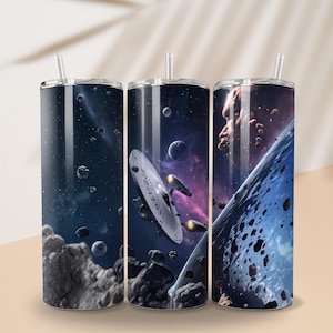 Puede incluir: Tres vasos de acero inoxidable con un diseño temático espacial. Cada vaso presenta una vista diferente de una nave espacial en el espacio, con planetas, asteroides y una nebulosa en el fondo. Cada vaso tiene una pajita transparente.