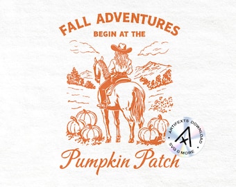 Op de afbeelding: Oranje en witte illustratie van een cowgirl die op een paard door een veld met pompoenen rijdt. De tekst "Fall Adventures Begin at the Pumpkin Patch" staat in een cirkel rond de afbeelding.