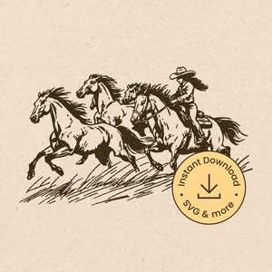 Könnte beinhalten: Eine Schwarzweiß-Zeichnung einer Frau, die auf einem Pferd reitet, während zwei weitere Pferde daneben laufen. Die Frau trägt einen Cowboyhut und ein langärmliges Hemd. Die Pferde laufen durch ein Grasfeld.