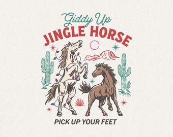 Puede incluir: Giddy Up Jingle Horse, una ilustración de estilo vintage de dos caballos con luces de Navidad, uno encabritado, el otro de pie con la cabeza girada, sobre un fondo de paisaje desértico con cactus y el texto "Pick Up Your Feet".