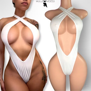 Puede incluir: Body blanco de estilo halter con un profundo escote en V y tirantes cruzados. El body está hecho de una tela elástica y tiene un diseño ajustado.