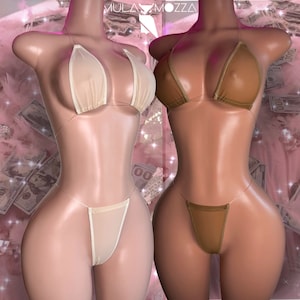 Puede incluir: Dos conjuntos de lencería de encaje, uno en beige y otro en marrón, con tirantes transparentes. Los conjuntos incluyen un sujetador triangular y una tanga.