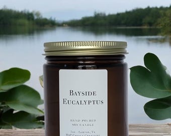 Bayside Eucalyptus • Hand‑Poured Soy Candle • Eucalyptus, Sandalwood & Soft Musk • Wood Wick • Fresh Coastal Forest Candle