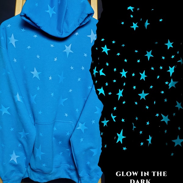 Saphirblauer Kapuzenpullover mit saphirblauen, im Dunkeln leuchtenden Sternen überall