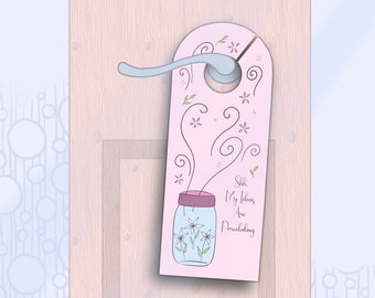 Cintre de porte imprimable, panneau de confidentialité fantaisiste dessiné à la main, panneau de ne pas déranger pour la chambre des filles, panneau de porte rose